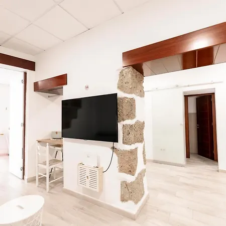 Colonial Stone Apartment *