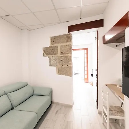 Colonial Stone Apartment *